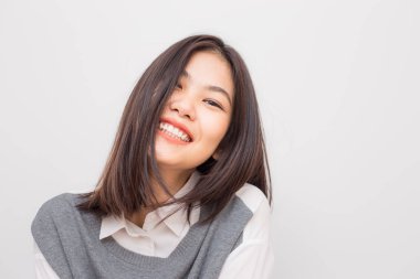 Neşeli Asya genç kamera beyaz arka plan üzerinde gülümseyen