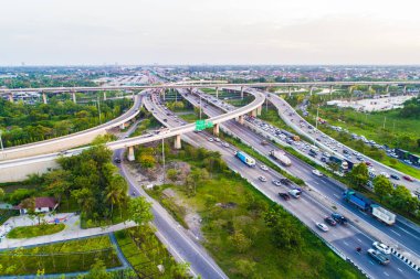 Havadan görünümü araba hareket yeşil ağaç Parkı, taşıma kavramı ile trafik Kavşağı yolda