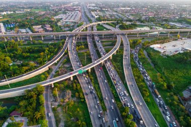 Karayolu taşıma trafik yol ile araç hareket günbatımı havadan görünümü