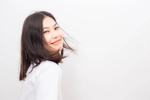 笑顔の美しい若いアジア女性白背景スタジオ撮影 — ストック写真