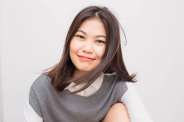 Alegre Asiático Jovem Sorrindo Para Câmera Fundo Branco — Fotografia de Stock