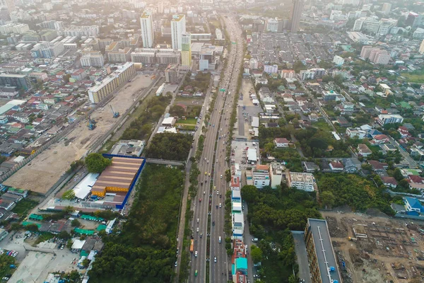 バンコクの日没で道路の空中ビューを持つ都市の建物タイ — ストック写真