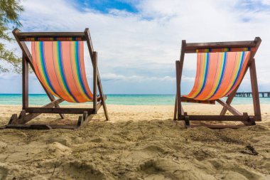 Yaz tatilinde beyaz kumsalda boş deniz plaj sandalyesi