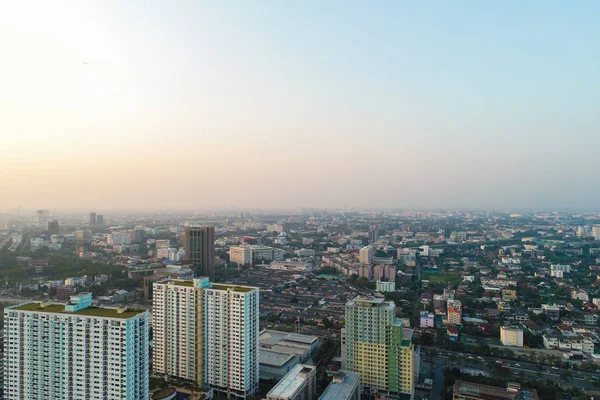 Stadsbyggnad Med Utsikt Över Gatan Solnedgången Bangkok Thailand — Stockfoto