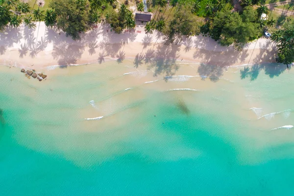 牧歌的なココナッツ ツリーの青緑色の水と白い砂のビーチの空中写真自然風景 — ストック写真