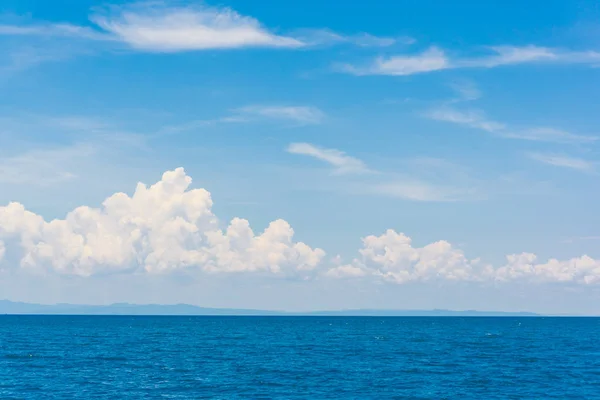 Idyllisk Perfekt Blå Himmel Havsbild Med Moln Natur Landskap — Stockfoto
