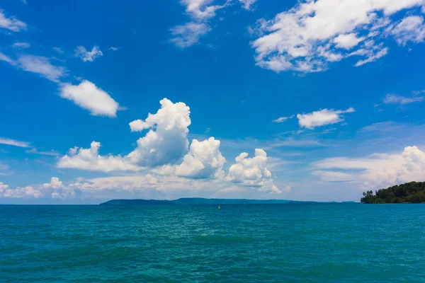 Mükemmel mavi gökyüzü bulutlu, doğa manzaralı.