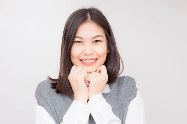 アジアの白い背景の上の美しい女性を笑顔の肖像画 — ストック写真