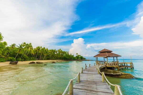 Mavi gökyüzü bulut gündoğumu ile tahta köprüden denize, Koh Kut, Tayland