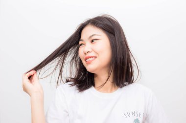 Beyaz arka plan üzerinde gülümseyen şirin Asyalı kadınlar heathy hayat kavramı