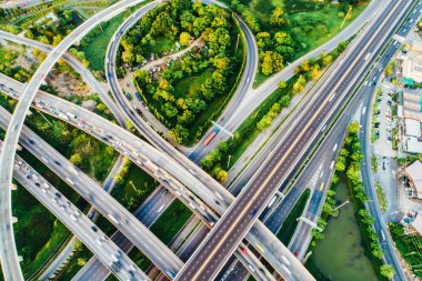 İnsansız hava aracı ile araç hareket hava görüntülü ulaşım kavşağı trafik yolu