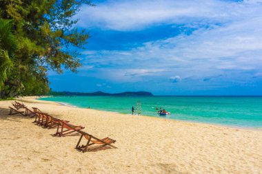 Yaz tatilinde beyaz kumsalda boş deniz plaj sandalyesi