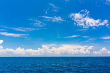 Mükemmel mavi gökyüzü bulutlu, doğa manzaralı.