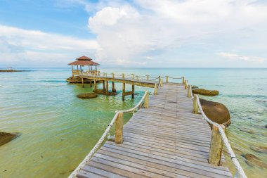 Mavi gökyüzü bulut gündoğumu ile tahta köprüden denize, Koh Kut, Tayland