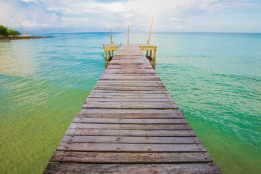 Mavi gökyüzü bulut gündoğumu ile tahta köprüden denize, Koh Kut, Tayland