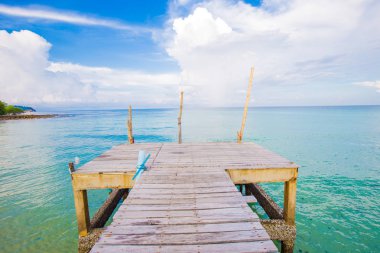 Mavi gökyüzü bulut gündoğumu ile tahta köprüden denize, Koh Kut, Tayland