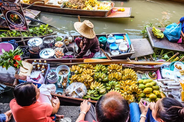 Bangkok Března Lidí Nakupování Potravin Dřevěných Lodí Amphawa Plovoucí Trh — Stock fotografie