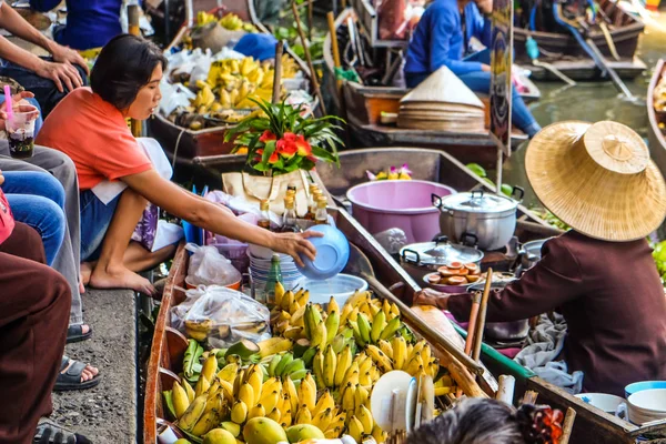 Bangkok Března Lidí Nakupování Potravin Dřevěných Lodí Amphawa Plovoucí Trh — Stock fotografie