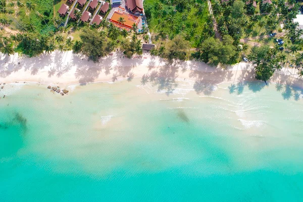 牧歌的なココナッツ ツリーの青緑色の水と白い砂のビーチの空中写真自然風景 — ストック写真