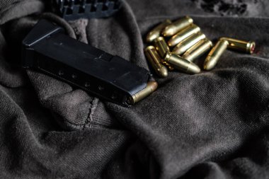 Gömlekli 9mm ruger kurşun bez doku kol nesne üzerinde