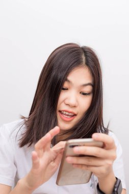 Güzel kısa saç kadınlar manifatura mesaj Smartphone cep telefonu ile beyaz arka plan üzerinde