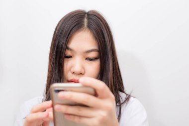 Güzel kısa saç kadınlar manifatura mesaj Smartphone cep telefonu ile beyaz arka plan üzerinde