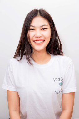 Neşeli mutlu gülümseyen Asya genç kadın beyaz arka plan üzerinde