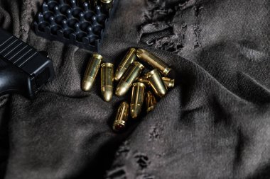 Gömlekli 9mm ruger kurşun bez doku kol nesne üzerinde