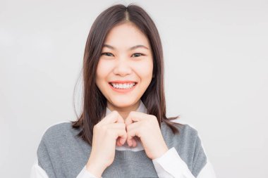 Neşeli mutlu gülümseyen Asya genç kadın beyaz arka plan üzerinde