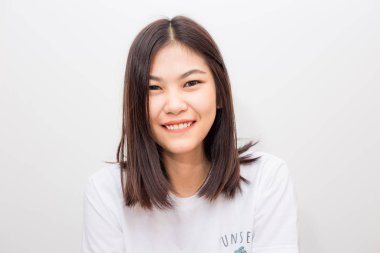 Neşeli mutlu gülümseyen Asya genç kadın beyaz arka plan üzerinde