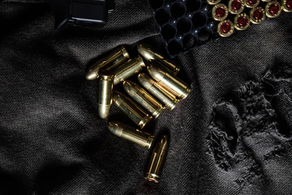 Gömlekli 9mm ruger kurşun bez doku kol nesne üzerinde