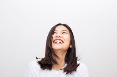 Beyaz arka planda kısa saçlı Asyalı güzel, pozitif düşünen kadınlara gülüyorlar.