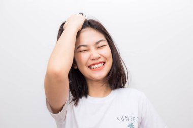 Beyaz arka planda kısa saçlı Asyalı güzel, pozitif düşünen kadınlara gülüyorlar.