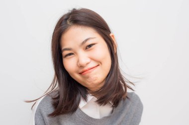 Felling mutlu beyaz arka plan güzel gülen kadınlar temiz beyaz deri