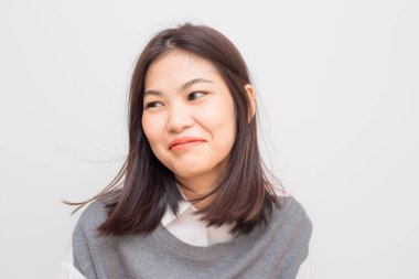 Felling mutlu beyaz arka plan güzel gülen kadınlar temiz beyaz deri