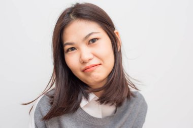 Felling mutlu beyaz arka plan güzel gülen kadınlar temiz beyaz deri