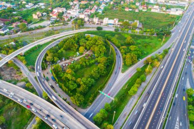 U olan havadan görünümü trafik Kavşağı yol açmak lane şehir ulaştırma sanayî