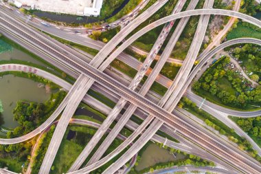 Şehir kavşak X işareti yol araba hareket taşıma konsepti ile trafik