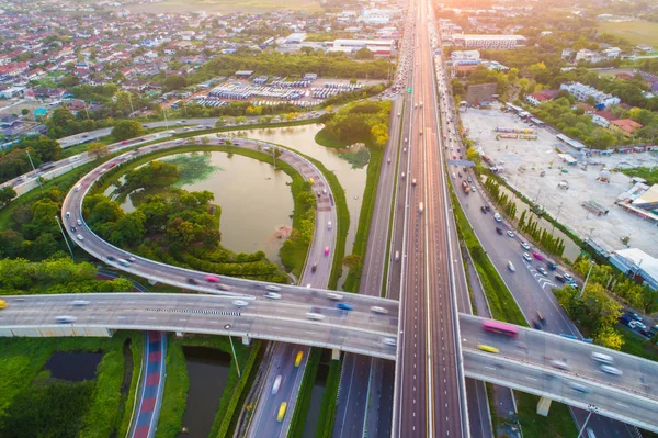U olan havadan görünümü trafik Kavşağı yol açmak lane şehir ulaştırma sanayî