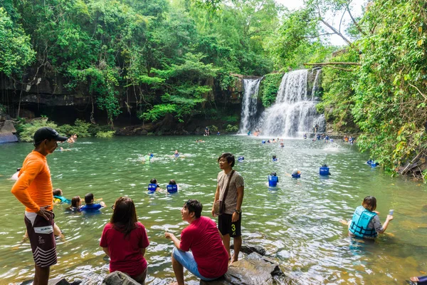 Trad, Tayland - 29 Nisan 2018: Turist Klong Chao suda zevk tropikal orman düşmek
