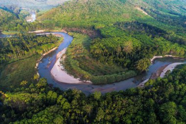 Kanal Manzaralı nehir sabah gündoğumu Hava tropikal orman köyde