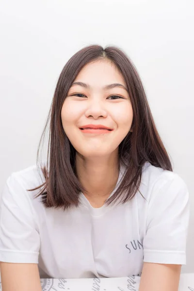 Freudig Lächelnd Asiatische Junge Frauen Auf Weißem Hintergrund — Stockfoto