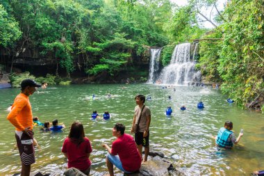 Trad, Tayland - 29 Nisan 2018: Turist Klong Chao suda zevk tropikal orman düşmek