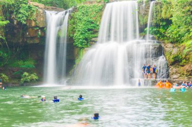 Trad, Tayland - 29 Nisan 2018: Turist Klong Chao suda zevk tropikal orman düşmek