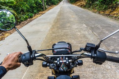 Adam sürücü motosiklet kırsal ülkeyi yol derin ormandaki ön yüzü