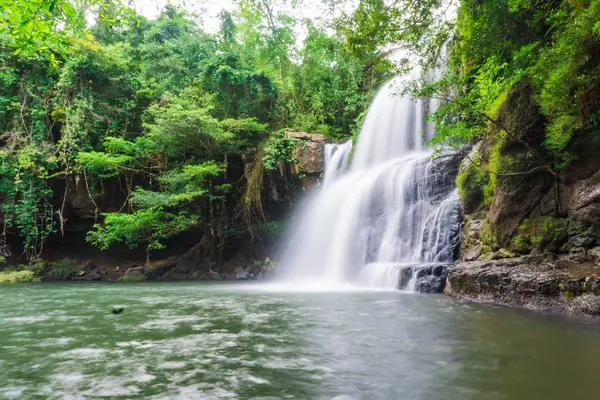 Floresta Tropical Profunda Cachoeira Klong Chao Ilha Koh Kood Tailândia — Fotografia de Stock