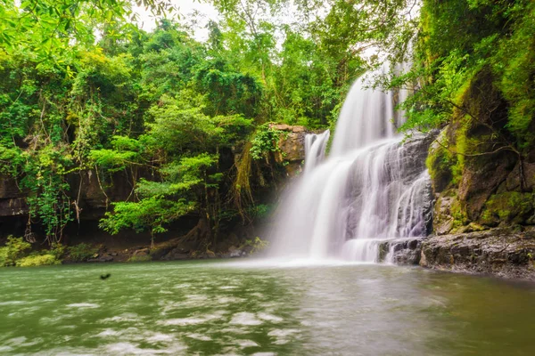 熱帯の深い森クード島 タイでクローン チャーオ滝 — ストック写真