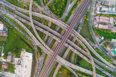 Araba ve yeşil park su birikintisi havadan görünümü olan yol kavşak sonsuzluk işareti trafik