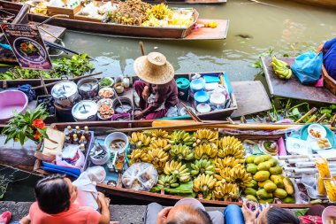 Damnoen Saduak yüzen Pazar Ratchaburi yakın Bangkok, Tayland, Thailand, yiyecek ve içecek satmak