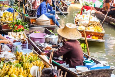 Damnoen Saduak yüzen Pazar Ratchaburi yakın Bangkok, Tayland, Thailand, yiyecek ve içecek satmak